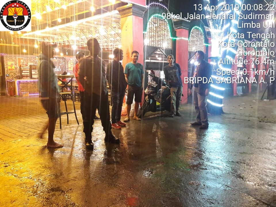 Tingkatkan keamanan lingkungan bhabinkamtibmas laksanakan patroli malam  hari