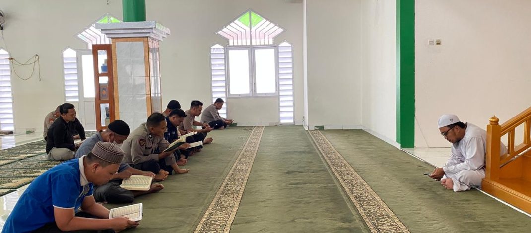 Raih Keberkahan Ramadan, Personel Polresta Gorontalo Kota Isi Waktu Istirahat Zuhur dengan Tadarus Al-Qur’an
