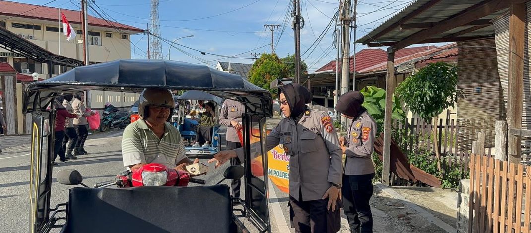 Sapa Masyarakat dengan Senyuman, Polwan Polresta Gorontalo Kota Bagikan Takjil di Bulan Ramadan