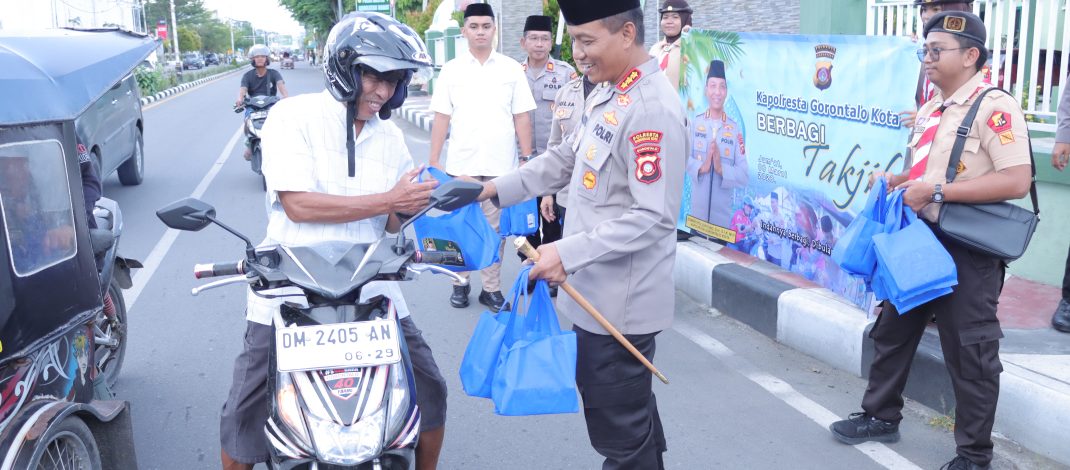 Wujud Sinergitas di Bulan Suci, Polresta Gorontalo Kota Bagikan 500 Paket Takjil Bersama Elemen Masyarakat