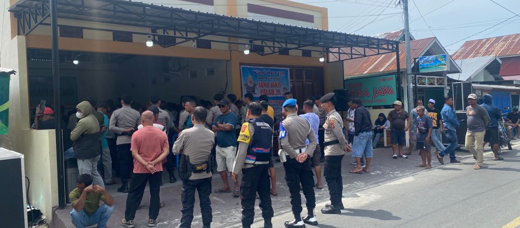 PASTIKAN PENGAMANAN SESUAI SOP, SIPROPAM POLRESTA GORONTALO KOTA LAKUKAN PENGECEKAN PERSONEL PADA AKSI ALIANSI NELAYAN DAN MAHASISWA