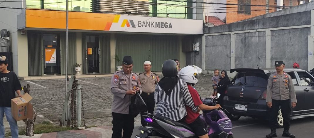 Perkuat Sinergitas di Bulan Suci, Sat Intelkam dan Sat Binmas Polresta Gorontalo Kota Bagikan Takjil di Bundaran Saronde