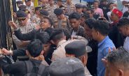 KEDEPANKAN SISI HUMANIS, KAPOLRESTA GORONTALO KOTA PIMPIN LANGSUNG PENGAMANAN AKSI UNJUK RASA ALIANSI MASYARAKAT DAN PENAMBANG BERSATU