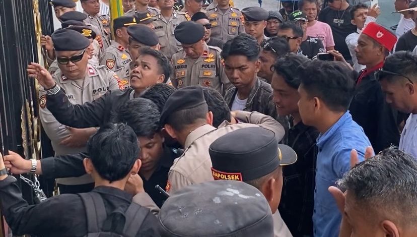KEDEPANKAN SISI HUMANIS, KAPOLRESTA GORONTALO KOTA PIMPIN LANGSUNG PENGAMANAN AKSI UNJUK RASA ALIANSI MASYARAKAT DAN PENAMBANG BERSATU
