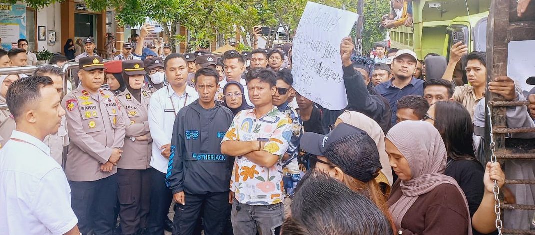 KAPOLRESTA GORONTALO KOTA KEDEPANKAN SRIKANDI POLWAN DALAM PENGAMANAN AKSI UNRAS SECARA HUMANIS DI KANTOR BPN B