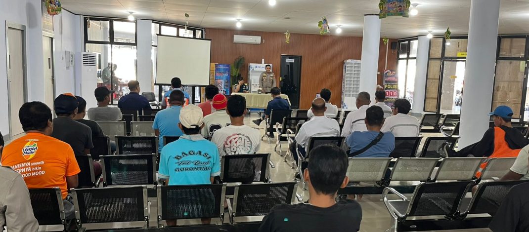 Sinergitas Jaga Kamtibmas Kawasan Pelabuhan, Polsek KPG Gelar Pembinaan untuk ABK dan Buruh TKBM