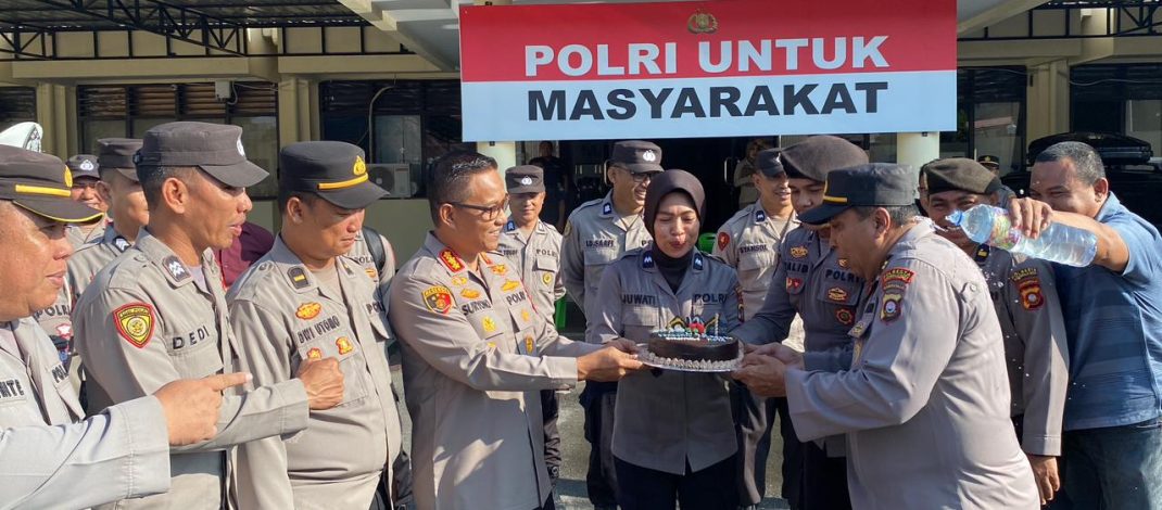 Hangatnya Kebersamaan: Kapolresta Gorontalo Kota Rayakan Ulang Tahun Personel dalam Suasana Kekeluargaan