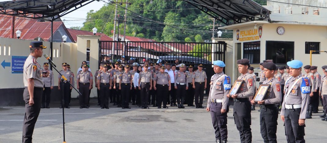 KOMITMEN TEGAKKAN DISIPLIN DAN KODE ETIK, POLRESTA GORONTALO KOTA GELAR UPACARA PTDH PERSONEL POLRI