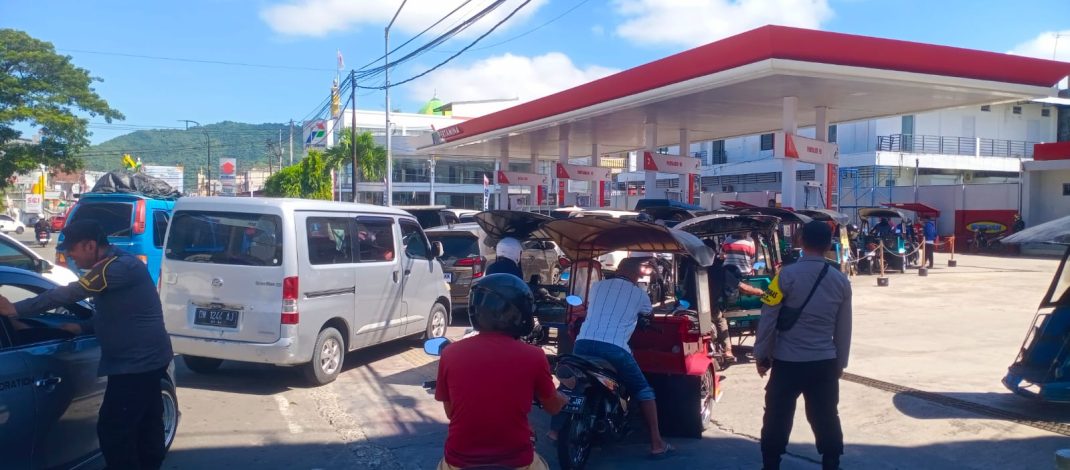 Antisipasi Kepadatan Arus, Personel Polsek Kota Selatan Lakukan Pengaturan Lalu Lintas dan Monitoring di SPBU Tugu Saronde