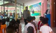 Tanamkan Disiplin Sejak Dini, Bhabinkamtibmas Kelurahan Bugis Latih Polisi Cilik di TK Kemala Bhayangkari 05