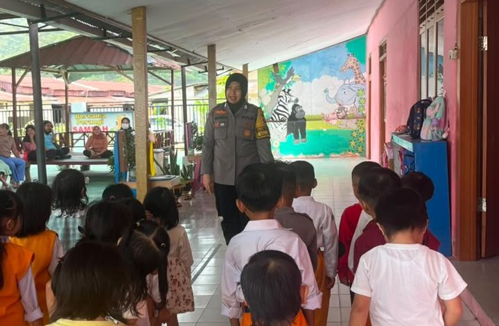 Tanamkan Disiplin Sejak Dini, Bhabinkamtibmas Kelurahan Bugis Latih Polisi Cilik di TK Kemala Bhayangkari 05