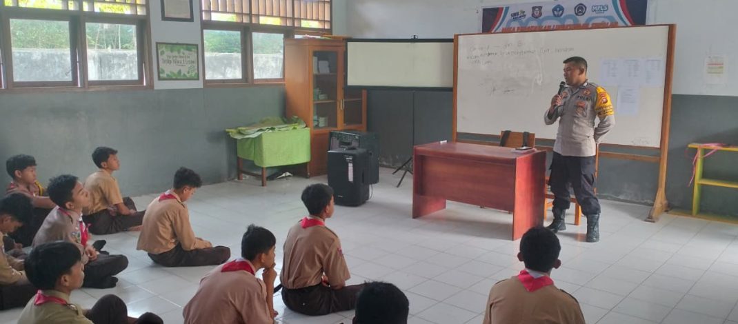 Edukasi Keselamatan Berkendara, Polsek Kota Tengah Sambangi Anggota Pramuka SMK Tirtayasa