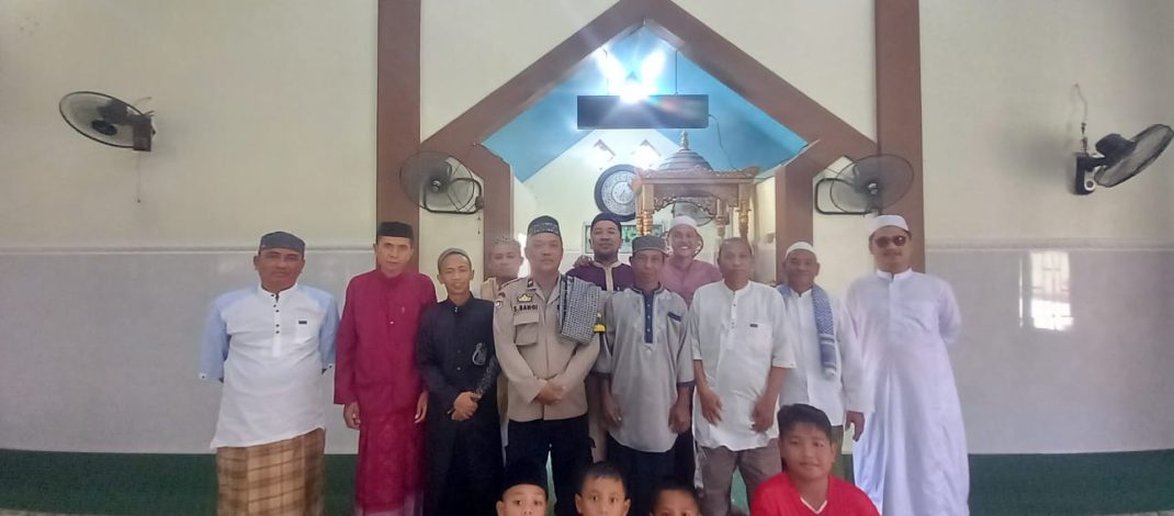 Bhabinkamtibmas Molosifat W Bertindak Sebagai Khotib dan Imam, Sampaikan Pesan Waspada Kebakaran Usai Sholat Jumat