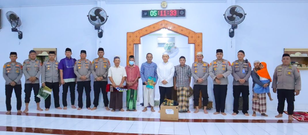 Pererat Silaturahmi dan Kamtibmas, Kapolresta Gorontalo Kota Damping Kapolda Gorontalo Saat Safari Salat Subuh Berjemaah di Masjid Nuruttaqwa Buladu