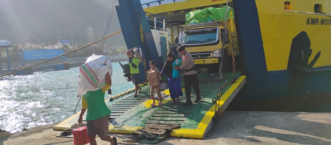 Wujud Pelayanan Baik Kepada Masyarakat, Personel Polsek Kawasan Pelabuhan Gorontalo Amankan Kedatangan KMP Moinit dan Bantu Penumpang Lansia