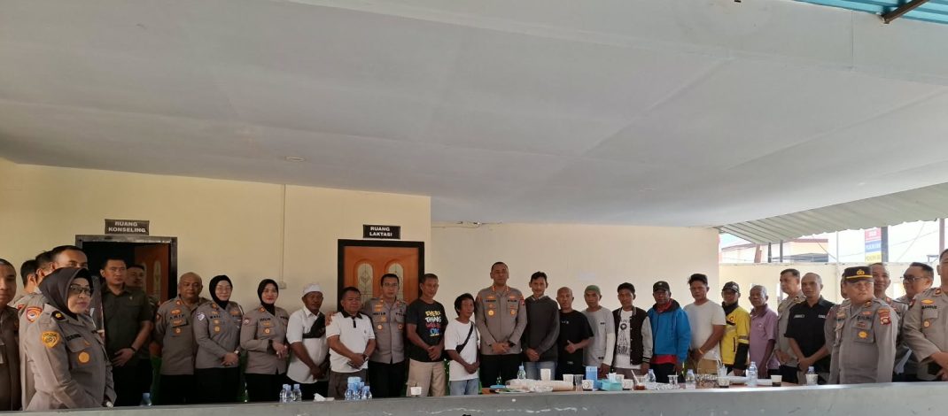 *Dengar Keluhan masyarakat di Jumat Curhat, Kapolresta Gorontalo Kota Ajak Kopi Morning Pengemudi Bentor*