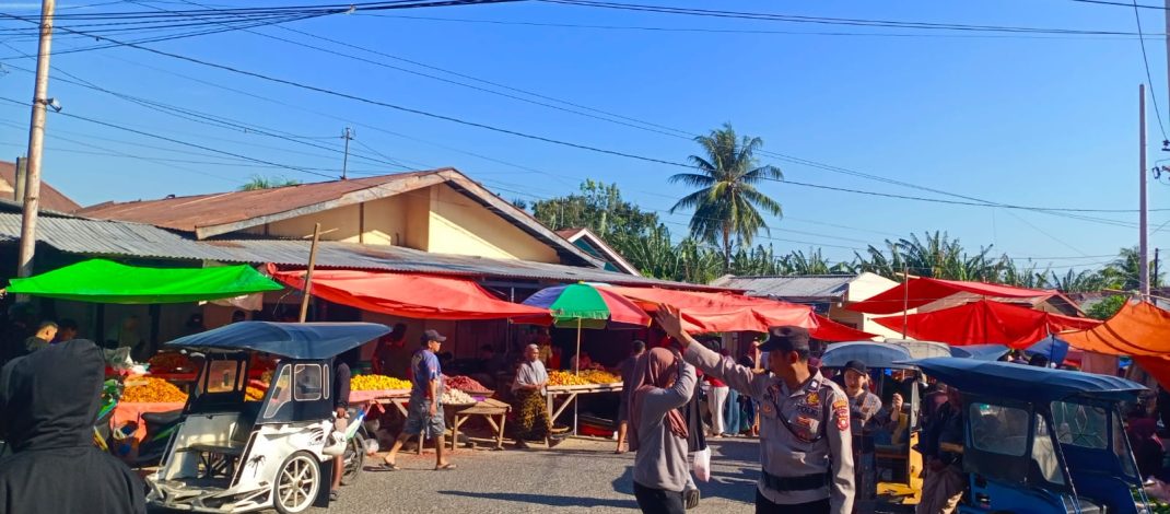 Cegah Kemacetan dan Jaga Kamtibmas, Polsek Kota Barat Amankan Pasar Tradisional Selasa Pilolodaa