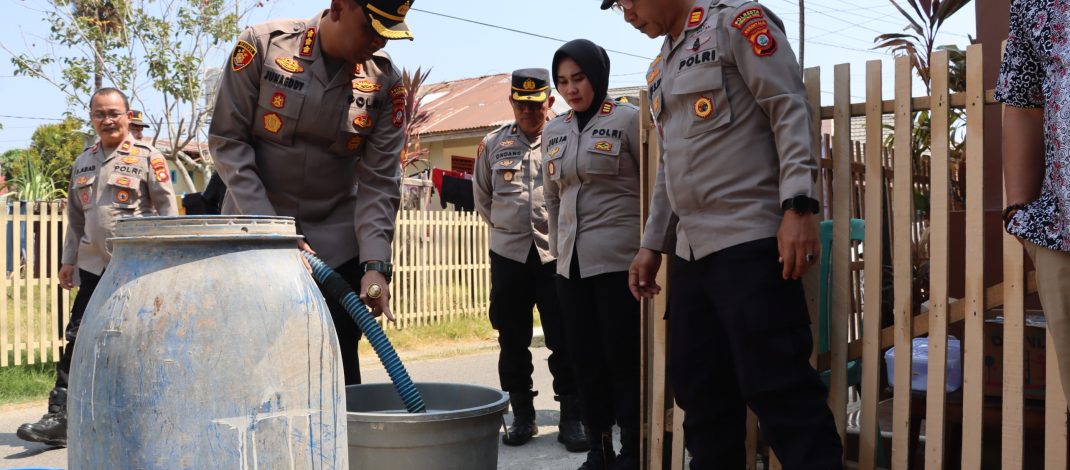Peduli Dampak Kemarau Panjang, Kapolresta Gorontalo Kota Pimpin Langsung Distribusi 5.000 Liter Air Bersih