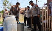 Peduli Dampak Kemarau Panjang, Kapolresta Gorontalo Kota Pimpin Langsung Distribusi 5.000 Liter Air Bersih