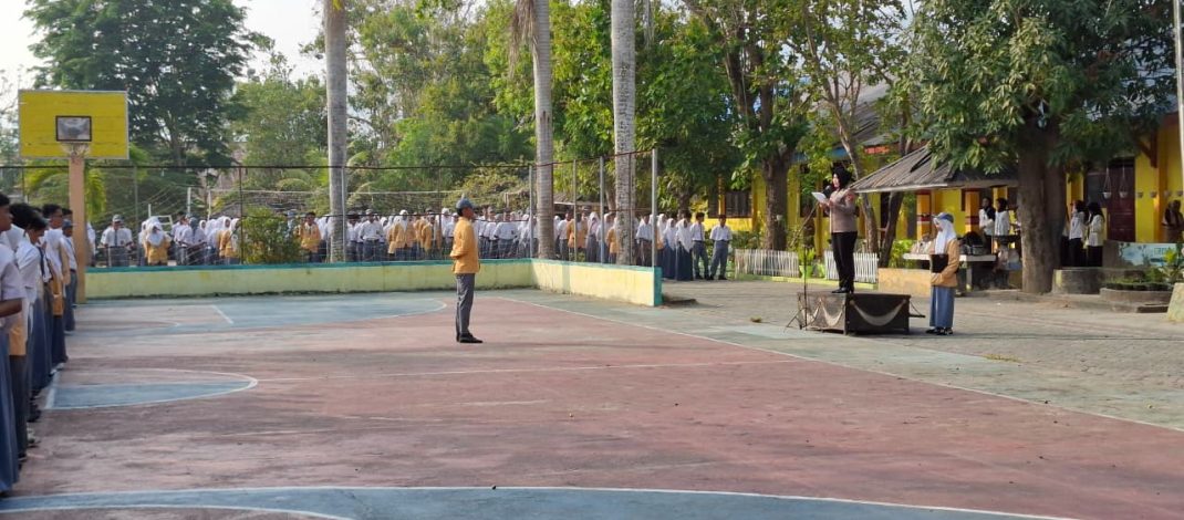 Melalui “Polri Peduli Pendidikan”, Kasat Binmas Polresta Gorontalo Kota Jadi Pembina Upacara di SMAN 2 Kota Gorontalo