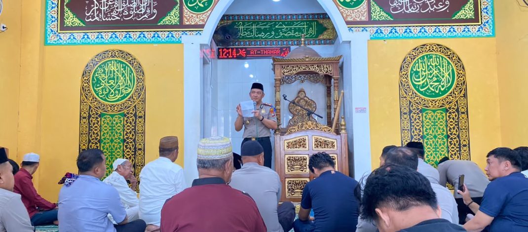 Sambangi Masjid At-Thaharah Tomulabutao, Kapolresta Gorontalo Kota Serap Aspirasi Jamaah lewat Sholat Jum’at Keliling