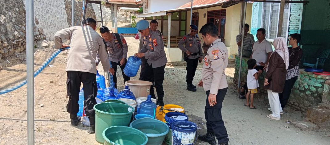 Peringati Anniversary ke-26, Alumni Bintara Polri 2000 DTT-SMDE Gorontalo Salurkan Air Bersih untuk Warga Terdampak Kemarau.